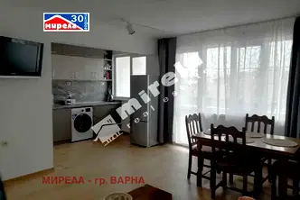 Тристаен апартамент с две тераси в центъра на Варна