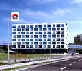 Снимка 2 — Тристаен апартамент с лоджия близо до метростанция в Дружба 1
