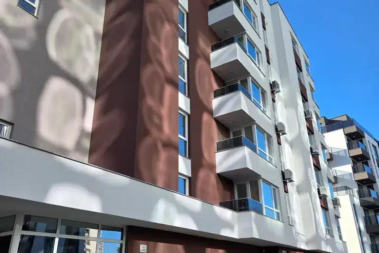 Тристаен апартамент с голяма тераса в Дружба 2, София