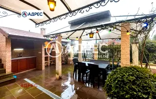 Стилен 3-стаен апартамент с голям двор в Галата, Варна