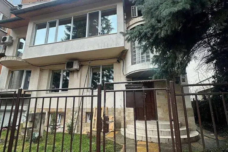 Тристаен апартамент с двор и веранда в Хаджи Димитър, София