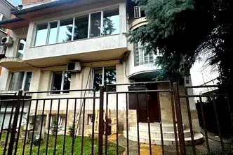Тристаен апартамент с двор и веранда в Хаджи Димитър, София
