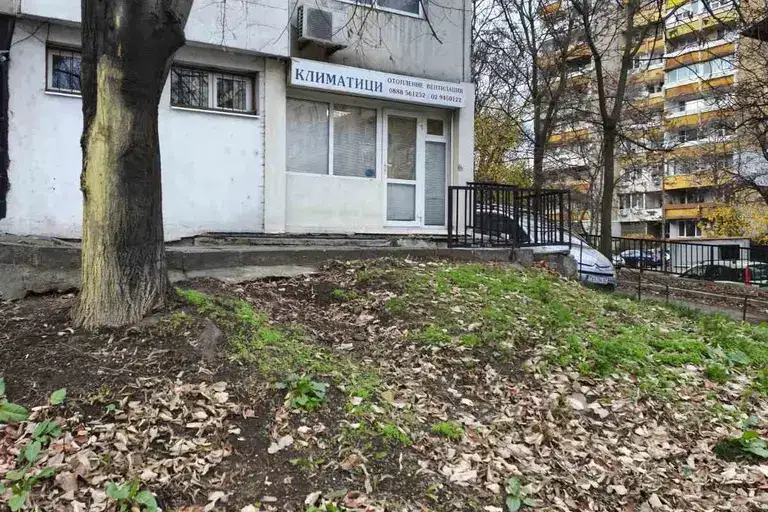 Тристаен апартамент с отделни входове в Хаджи Димитър, София