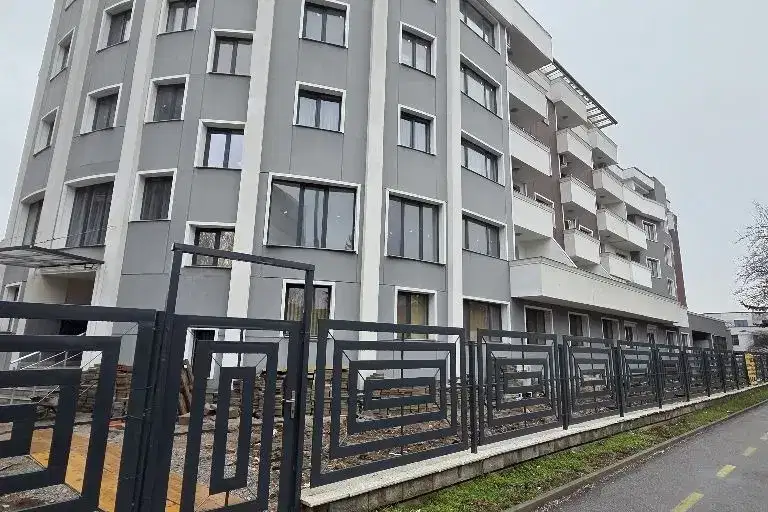 Тристаен апартамент в Перник, Изток