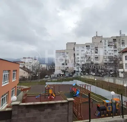 Снимка 2 — Тристаен апартамент с три изложение и големи тераси в Карпузица