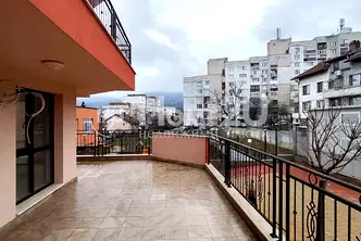 Тристаен апартамент с три изложение и големи тераси в Карпузица