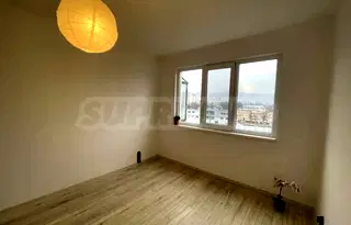Просторен тристаен апартамент с югозападно изложение в Красно село