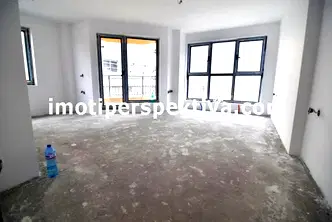 Тристаен апартамент с три тераси в Кършияка, близо до хотел Санкт Петербург