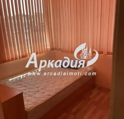 Снимка 2 — Просторен тристаен апартамент с голяма тераса в Кършияка, Пловдив