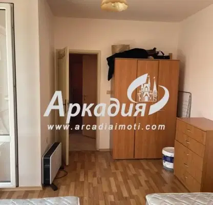 Снимка 3 — Просторен тристаен апартамент с голяма тераса в Кършияка, Пловдив