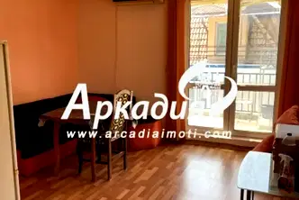 Просторен тристаен апартамент с голяма тераса в Кършияка, Пловдив
