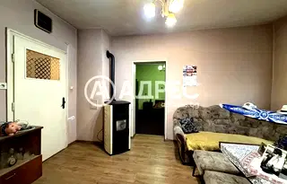 Тристаен апартамент с двор и гараж в Левски, София