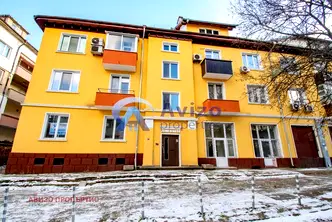 Тристаен апартамент с голям таван в Лозенец, ул. Димитър Хаджикоцев