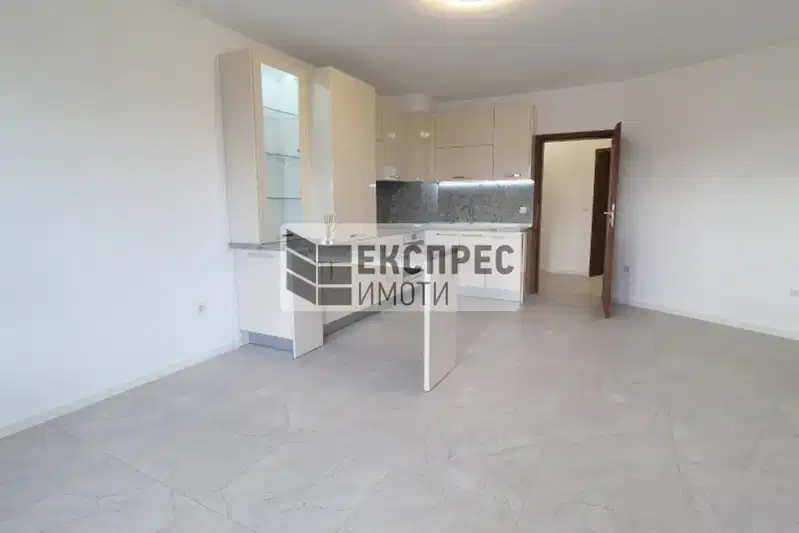 Тристаен апартамент с морска гледка в м-т Горна Трака, Варна