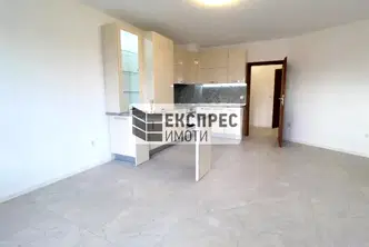 Тристаен апартамент с морска гледка в м-т Горна Трака, Варна