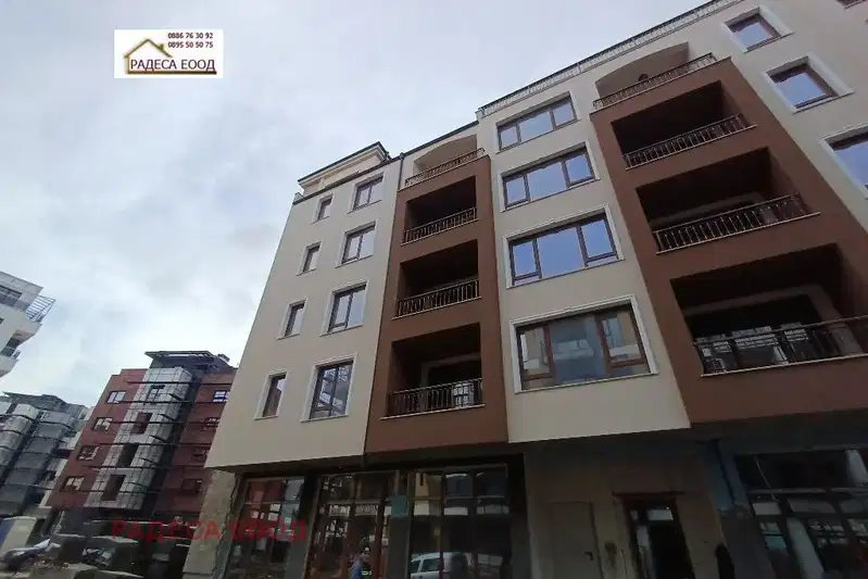 Непреходен тристаен апартамент в Малинова долина с две спални