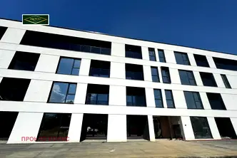 Тристаен апартамент с двор и южно изложение в Малинова долина
