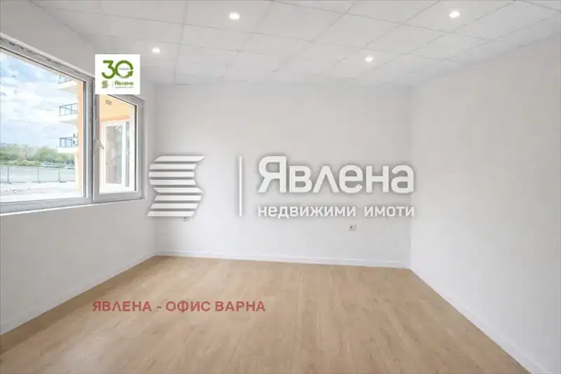 Тристайно помещение с гъвкаво разпределение в Младост 2, Варна