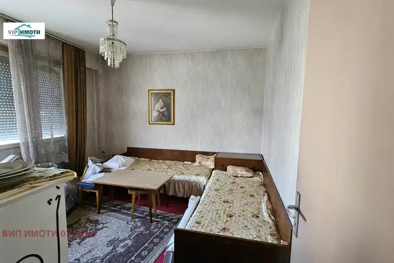 Тристаен апартамент в Ловеч, Младост