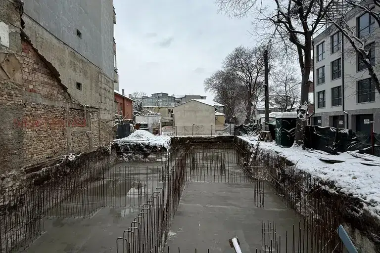 Тристаен апартамент с панорамна гледка в Погреби, Варна