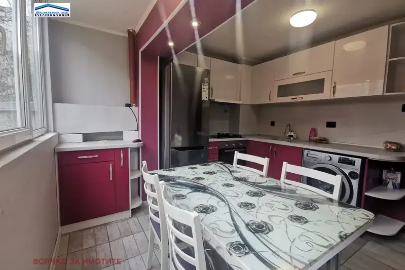 Тристаен апартамент в Русе, Родина 1