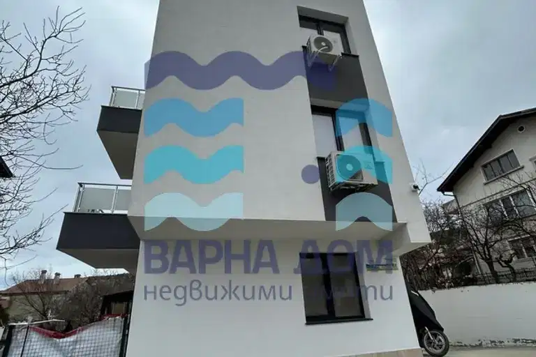 Тристаен апартамент с паркомясто в нова сграда във Виница, Варна