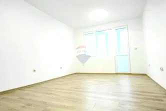 Тристаен апартамент с две спални и югоизточна тераса във Възраждане 1