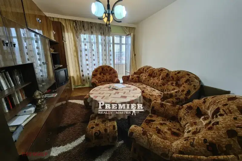 Тристаен апартамент в Бургас, Карнобат