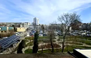 Тристаен апартамент с две тераси в центъра на Бургас