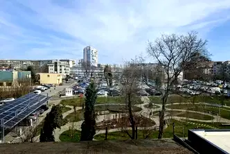 Тристаен апартамент с две тераси в центъра на Бургас