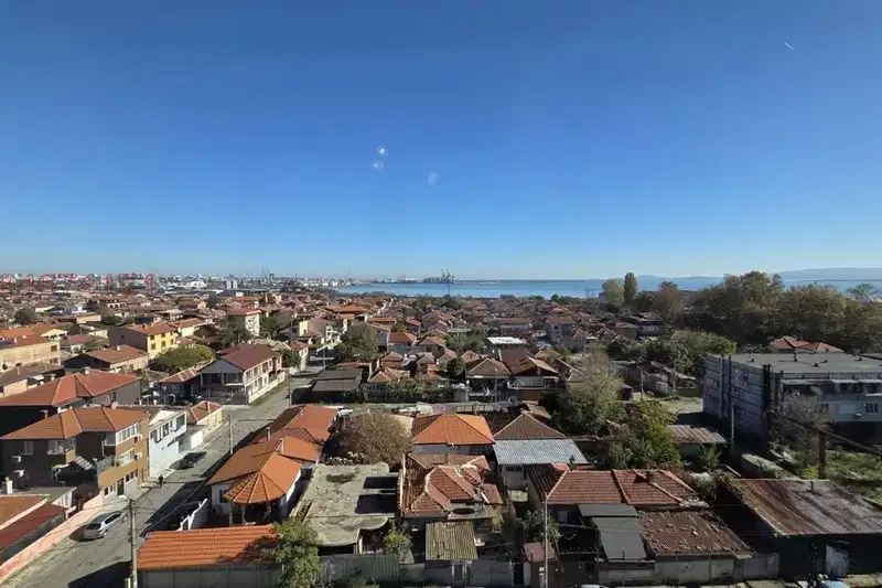 Тристаен апартамент с две тераси в кв. Победа, Бургас