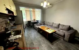 Тристаен апартамент с тераса в Център, Пловдив