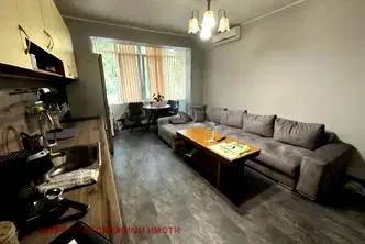 Тристаен апартамент с тераса в Център, Пловдив