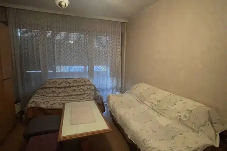 Двустаен апартамент на 2-ри етаж в панелен блок в Изгрев, Пловдив
