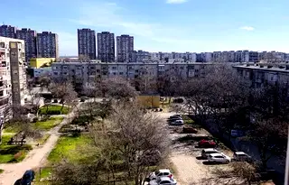Двустаен апартамент с голяма остъклена тераса в Изгрев, Пловдив