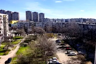 Двустаен апартамент с голяма остъклена тераса в Изгрев, Пловдив