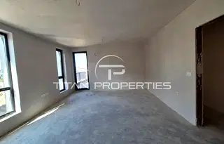 Тристаен апартамент в Кършияка с двор 115 кв.м.