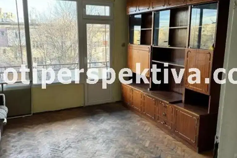 Тристаен апартамент с тераса в Кючук Париж, Пловдив