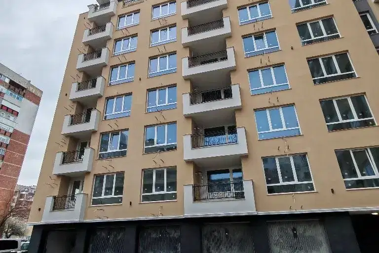 Тристайен апартамент 96 кв.м в Кючук Париж с тераса