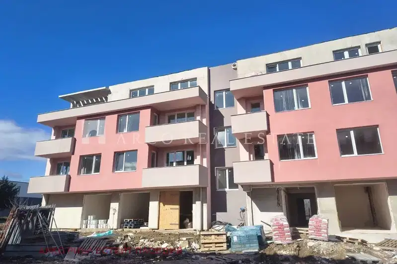 Двустаен апартамент с паркомясто в Остромила, Пловдив