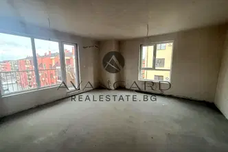 Тристаен апартамент с гараж в Остромила, Пловдив