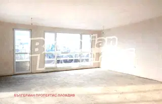 Просторен 3-стаен апартамент с тераса в Западен, Пловдив