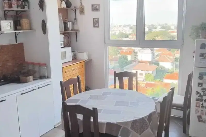 Тристаен апартамент в Русе, Родина 1