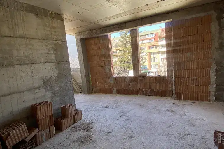 Тристаен апартамент с тераса в Банишора, София