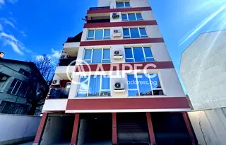 Двустаен апартамент с асансьор и гараж в Център, София