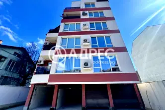 Двустаен апартамент с асансьор и гараж в Център, София