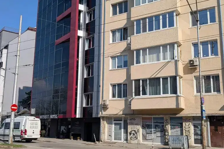 Апартамент 2-стаен в Център, София с източна тераса