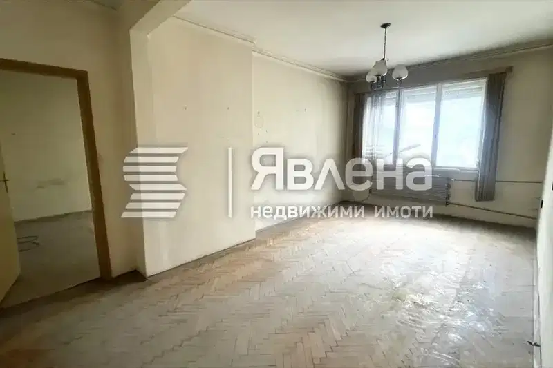 Двустаен апартамент с отделна кухня в Център, София