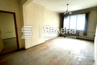 Двустаен апартамент с отделна кухня в Център, София