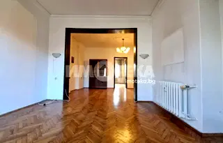 Тристаен апартамент в Център на София с два балкона
